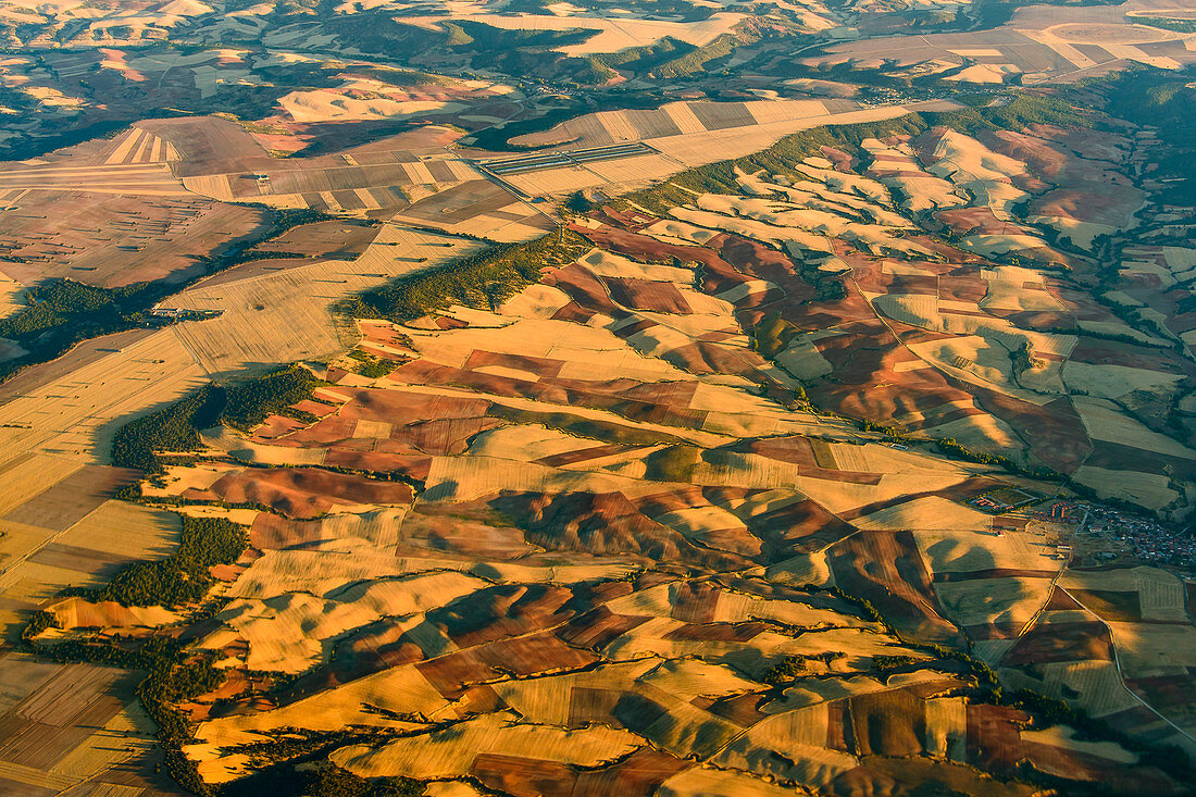 Trockenes Hügelland aus der Vogelperspektive, nördlich von Madrid, Spanien