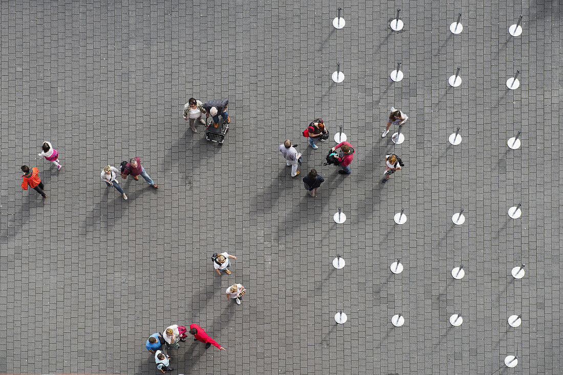 Menschen auf dem Platz vor der Elbphilharmonie, Vogelperspektive, Hamburg, Deutschland