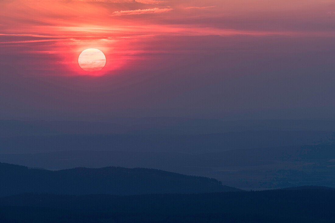 Harz, Sachsen-Anhalt, Schierke, Wernigerode, Berg, Brocken, Luftkurort, Wintersportort, Erholungsgebiet, Familienurlaub, Wandern, Landschaft, Sonnenuntergang, Feuerball, Abenddämmerung, Deutschland