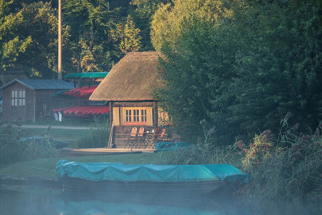 Biosphärenreservat Spreewald, Unterspreewald, Brandenburg, Deutschland, Wasserwandern, Kajaktouren, Naherholungsgebiet, romantische Pension, Spreewaldhafen beim Sonnenaufgang, Sommerferien