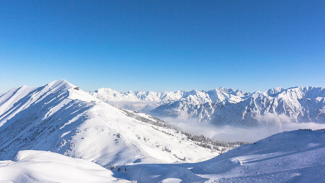 Deutschland, Bayern, Alpen, Oberallgäu, Oberstdorf, Fellhorn, Winterlandschaft, Winterurlaub, Wintersport, Bergpanorama mit Berggipfel