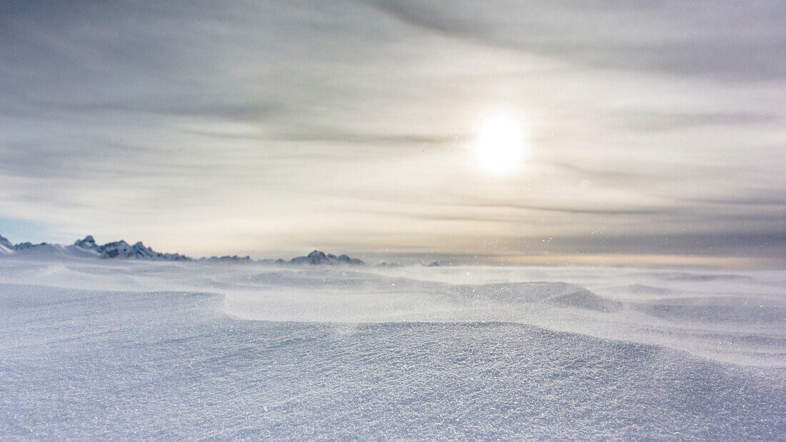 Deutschland, Bayern, Alpen, Oberallgäu, Oberstdorf, Winterlandschaft, Winterurlaub, Schneeverwehungen, Schneesturm, Gipfel, Bergpanorama