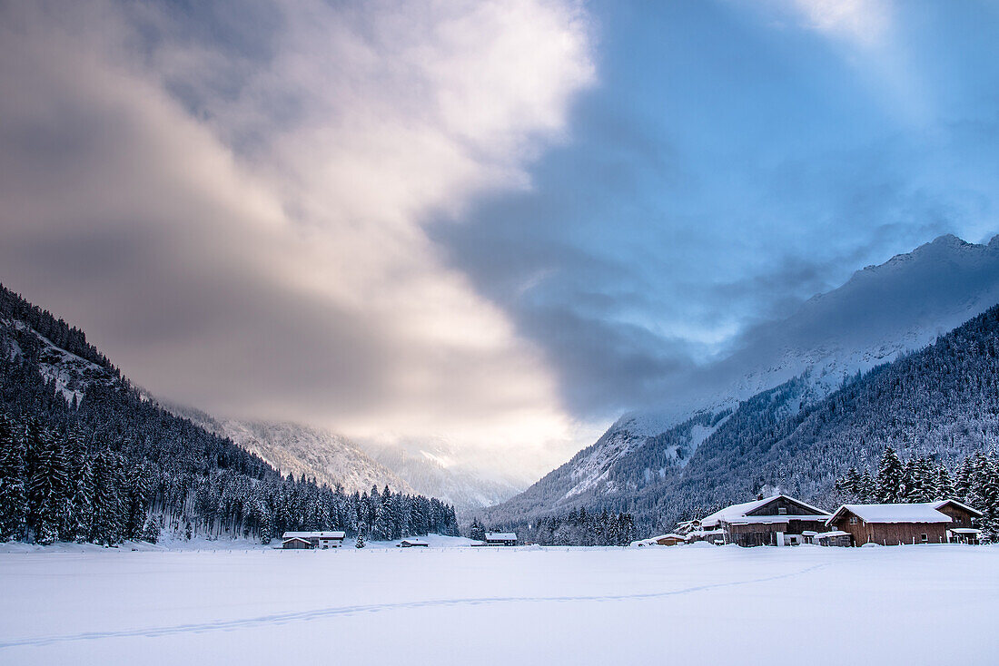 Germany, Bavaria, Alps, Oberallgaeu, Oberstdorf, Winter landscape, Winter holidays, Snow, Mountains, Coniferous forest, Mountain farms in snow