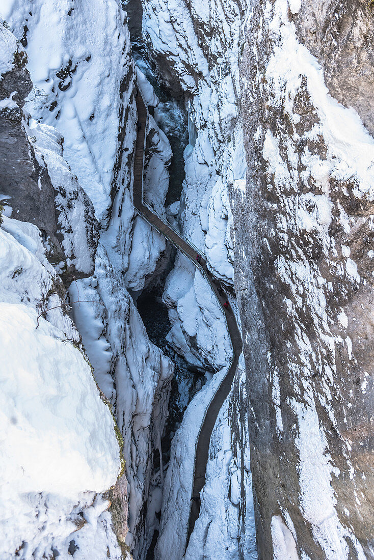 Deutschland, Bayern, Alpen, Oberallgäu, Oberstdorf, Winterlandschaft, Winterurlaub, Wandern, Winterwanderweg, Breichtachklamm im Schnee, Breitach, Eis, Frost, Eiskristalle, Felsen, Schlucht