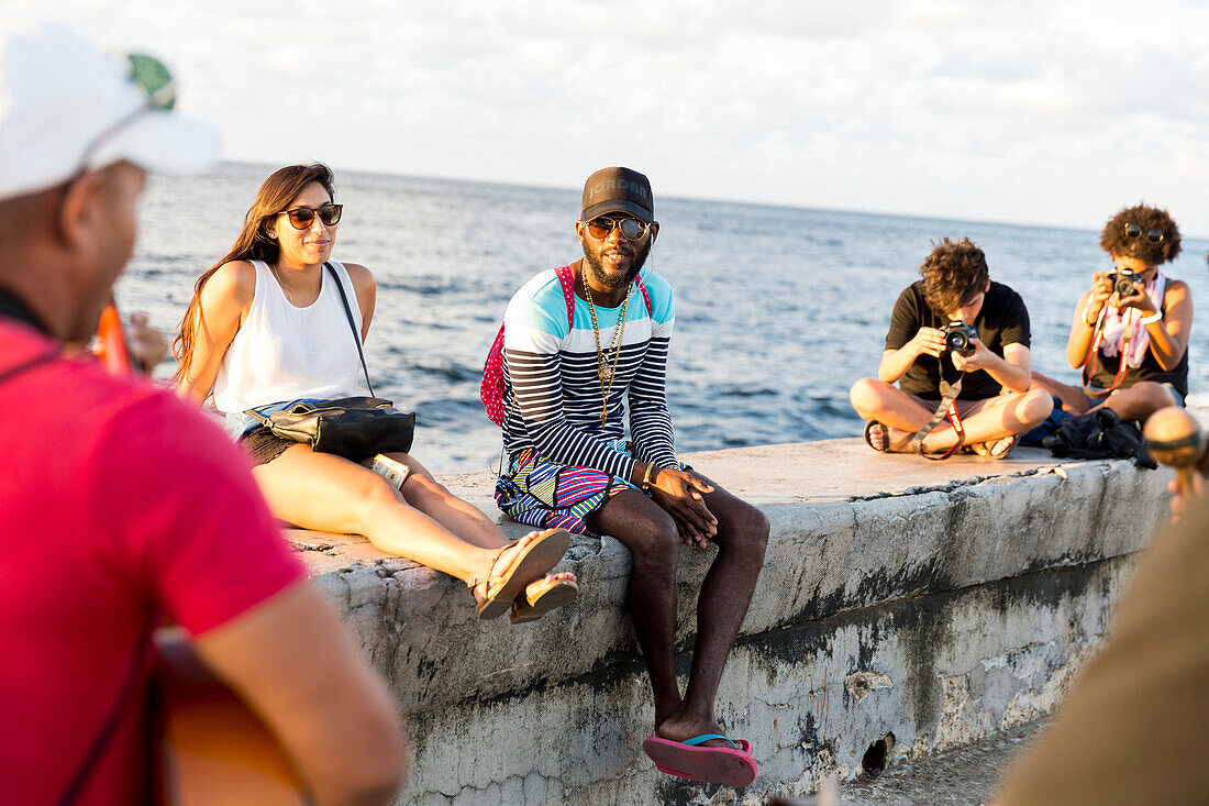 Straßenmusik, Musik, Straßenmusiker und Touristen am Malecon, Habana Vieja, Habana Centro, Altstadt, Zentrum, Familienreise nach Kuba, Havanna, Republik Kuba, karibische Insel, Karibik