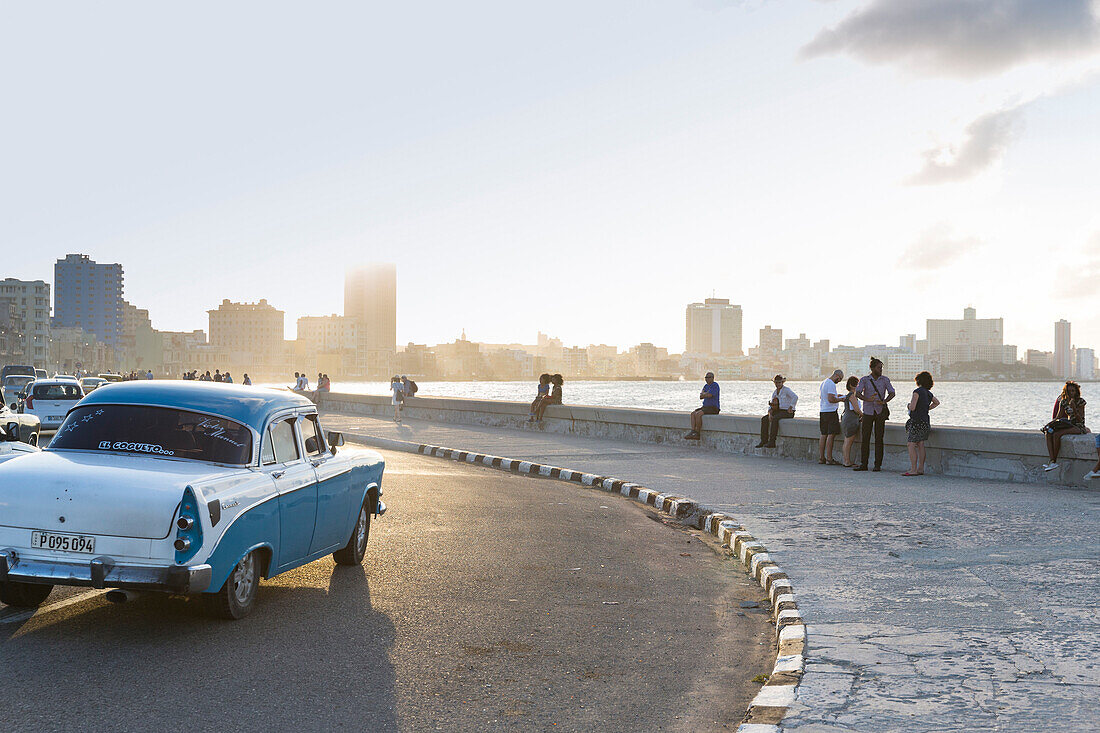Oldtimer, blau, alter amerikanischer Straßenkreuzer, Straßenszene, am Malecon, Habana Vieja, Habana Centro, Altstadt, Zentrum, Familienreise nach Kuba, Havanna, Republik Kuba, karibische Insel, Karibik
