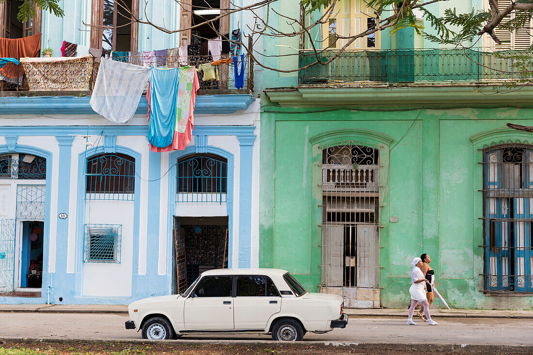 Straßenszene in Habana Vieja, Parque Cervantes, es fahren kaum Autos in den Straßen der Altstadt, Zentrum, Familienreise nach Kuba, Auszeit, Elternzeit, Urlaub, Abenteuer, Havanna, Republik Kuba, karibische Insel, Karibik