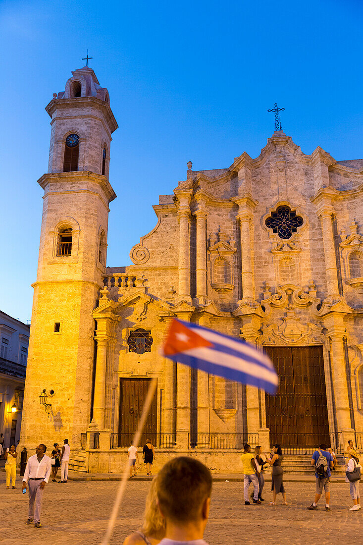 Cathedral at Havana, tourists with cuban flag, Havana Vieja, Plaza de la Cathedrale, historic town, center, old town, family travel to Cuba, parental leave, holiday, time-out, adventure, Havana, Cuba, Caribbean island