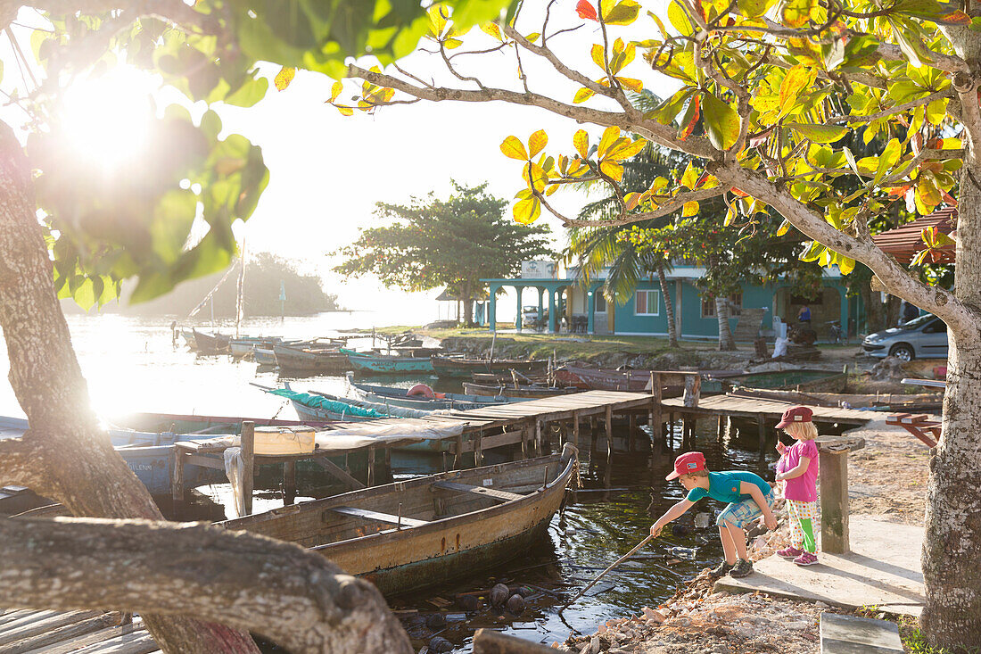Kinder spielen am Hafen von Playa Larga, Fischerboote, Schweinebucht, Familienreise nach Kuba, Auszeit, Elternzeit, Urlaub, Abenteuer, Playa Larga, Republik Kuba, karibische Insel, Karibik