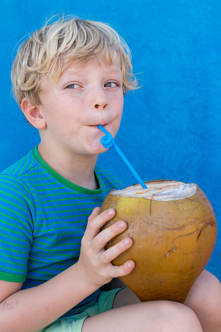 Junge, 6 Jahre alt, trinkt aus einer selbst geernteten Kokosnuss, Playa Larga, in der Schweinebucht, Familienreise nach Kuba, Auszeit, Elternzeit, Urlaub, Abenteuer, MR, Playa Larga, Republik Kuba, karibische Insel, Karibik