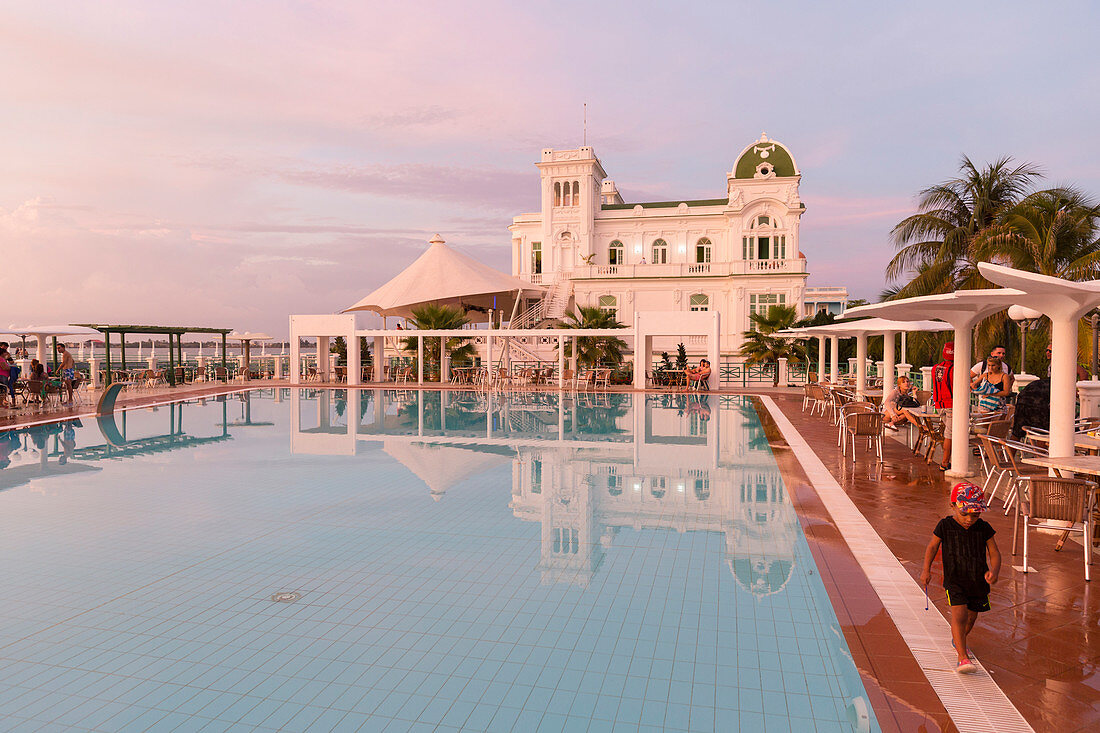 Pool im Club Cienfuegos, neben der Marina, Cienfuegos, Republik Kuba, karibische Insel, Karibik
