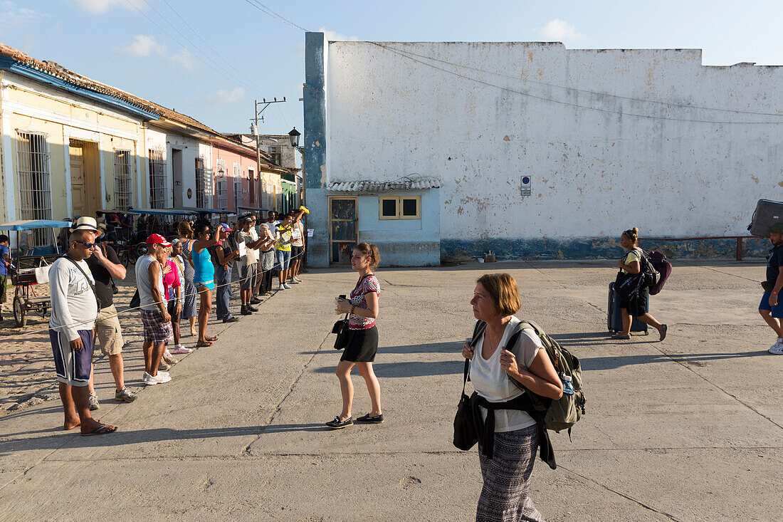 Busbahnhof von Trinidad, Touristen werden erwartet, Schlepper bieten ihre Dienste an, Taxifahrten, casa particulares, Familienreise nach Kuba, Auszeit, Elternzeit, Urlaub, Abenteuer, Trinidad, Republik Kuba, karibische Insel, Karibik