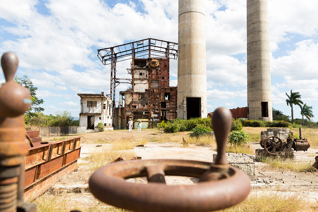 ehemalige Zuckerrohrfabrik im Valle de los Ingenios, hier wurde früher sehr viel Zuckerrohr angebaut, bei Touristen beliebter Tagesausflug mit der Dampflok von Trinidad, Familienreise nach Kuba, Auszeit, Elternzeit, Urlaub, Abenteuer, bei Trinidad, Provin