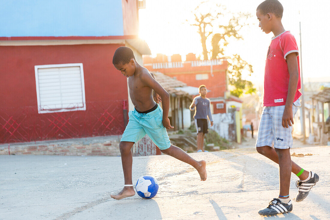 Kinder spielen Fußball in der Altstadt von Trinidad, Familienreise nach Kuba, Auszeit, Elternzeit, Urlaub, Abenteuer, Trinidad, Provinz Sancti Spiritus, Republik Kuba, karibische Insel, Karibik