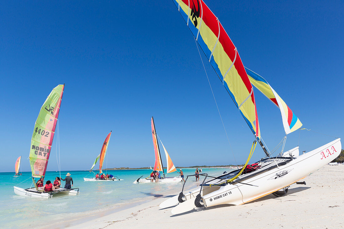 Touristen am Strand von Cayo Coco, Katamaran am Strand, Segelboot, segeln, Memories Flamenco Beach Resort, Hotel, Pauschalurlaub,  Sandstrand, Strand, türkisblaues Meer, baden, Boot, Traumstrand, schnorcheln, Familienreise nach Kuba, Auszeit, Elternzeit, 