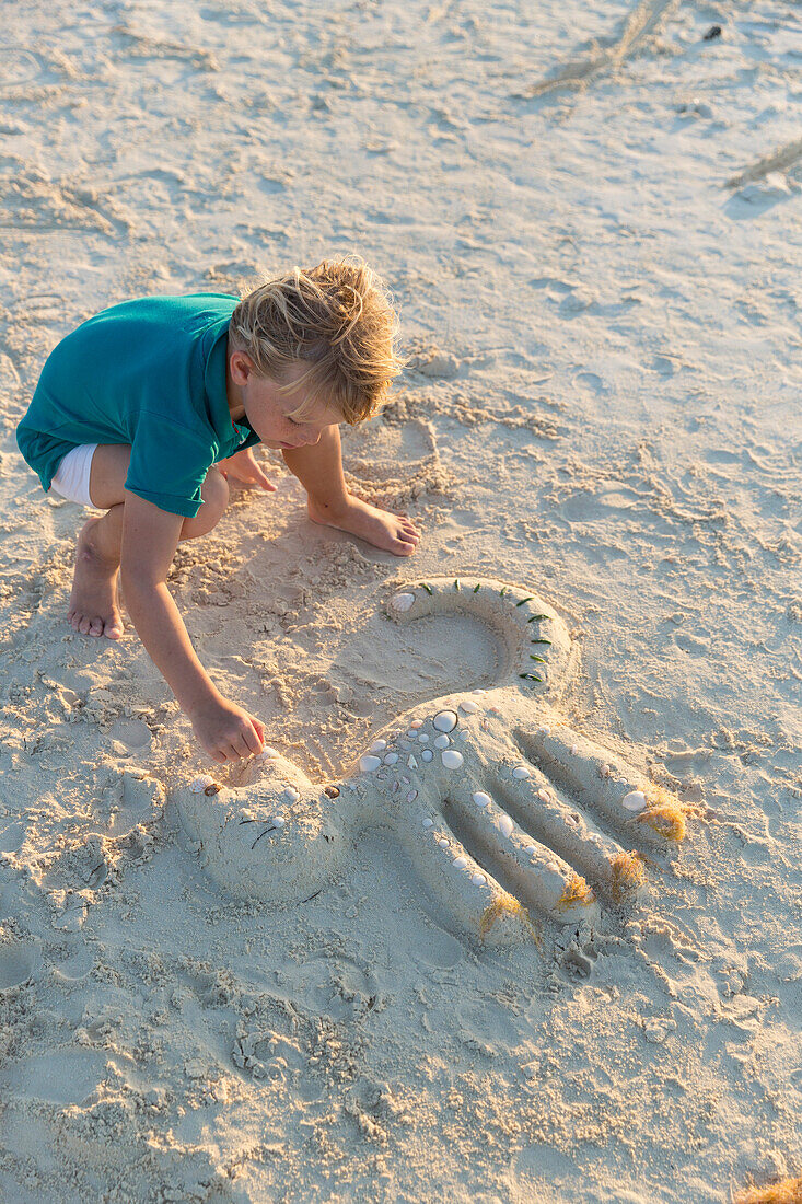 Kind spiel am Strand von Cayo Coco, baut … – Bild kaufen – 71193482