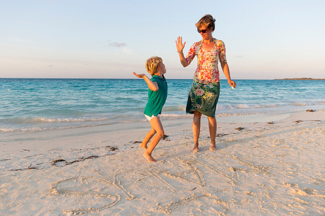 Mama und kleiner Sohne spielen am Strand von Cayo Coco, Sandburg, Memories Flamenco Beach Resort, Hotel, Pauschalurlaub, Sandstrand, Strand, türkisblaues Meer, baden, Traumstrand, Familienreise nach Kuba, Auszeit, Elternzeit, Urlaub, Abenteuer, MR, Cayo C