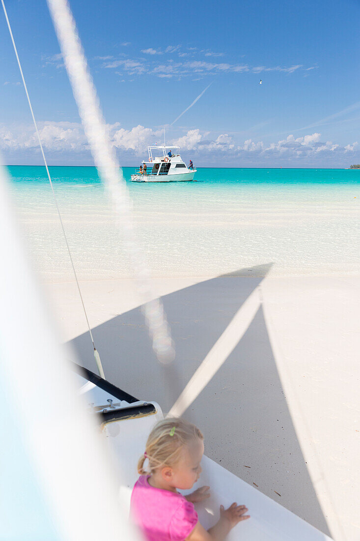 Mädchen spielt auf einem Segelboot, Touristen am schönsten Strand von Cayo Guillermo, Playa Pilar, einer der 10 schönsten Strände der Karibik, Boot, Pauschalurlaub, feiner Sand, Sandstrand, Strand, türkisblaues Meer, baden, Traumstrand, Familienreise nach