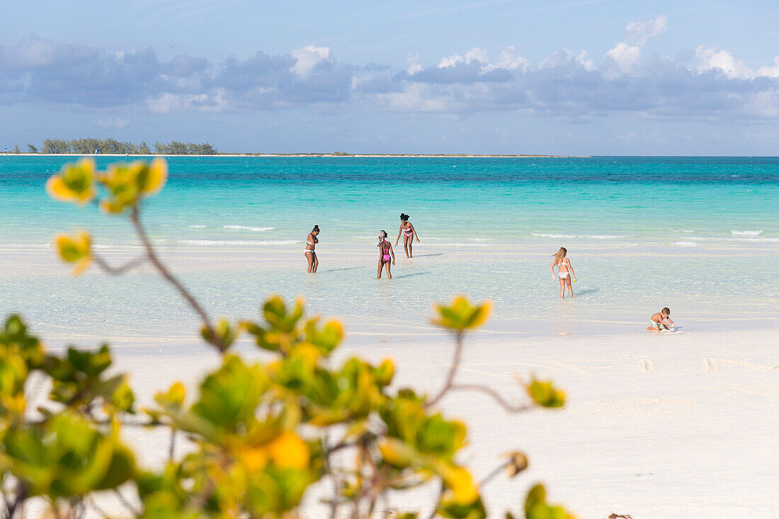 kubanische Touristinnen, Frauen, am schönsten Strand von Cayo Guillermo, Playa Pilar, einer der 10 schönsten Strände der Karibik, Pauschalurlaub, feiner Sand, Sandstrand, Strand, türkisblaues Meer, baden, Traumstrand, Familienreise nach Kuba, Auszeit, Elt
