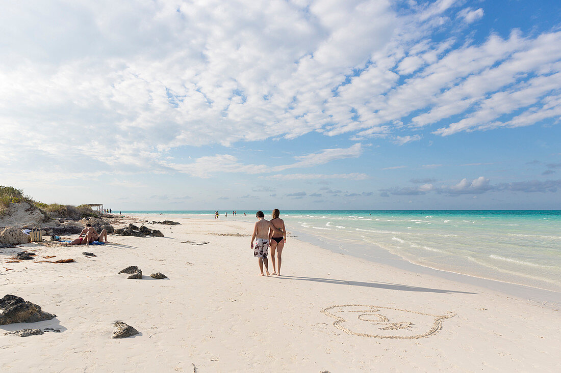 Touristen am schönsten Strand von Cayo Guillermo, Playa Pilar, einer der 10 schönsten Strände der Karibik, Pauschalurlaub, feiner Sand, Sandstrand, Strand, türkisblaues Meer, baden, Traumstrand, Familienreise nach Kuba, Auszeit, Elternzeit, Urlaub, Abente
