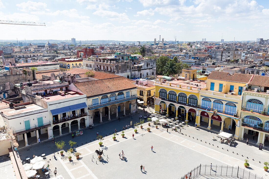 Blick von oben auf die Plaza Vieja, Habana Vieja, Altstadt, Zentrum, Familienreise nach Kuba, Auszeit, Elternzeit, Urlaub, Abenteuer, MR, Havanna, Republik Kuba, karibische Insel, Karibik