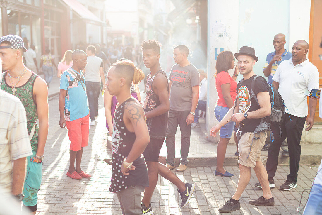 junge Kubaner und Touristen, zu Fuß unterwegs im Stadtteil Habana Vieja, Calle Obispo, Familienreise nach Kuba, Havanna, Republik Kuba, karibische Insel, Karibik