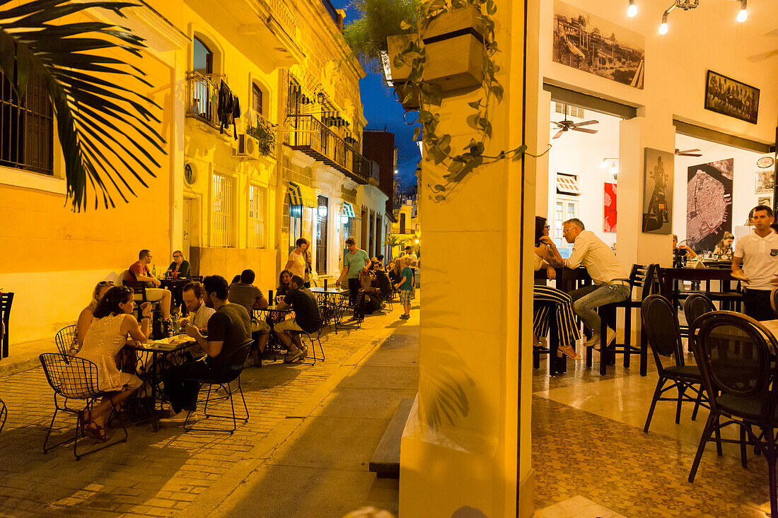 Freisitz des Restaurant Chacon 162 in Habana Vieja, Habana Centro, Altstadt, Zentrum, Familienreise nach Kuba, Havanna, Republik Kuba, karibische Insel, Karibik