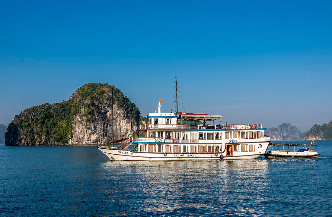 Vietnam, Ha Long Bay, cruise boat (UNESCO World Heritage)