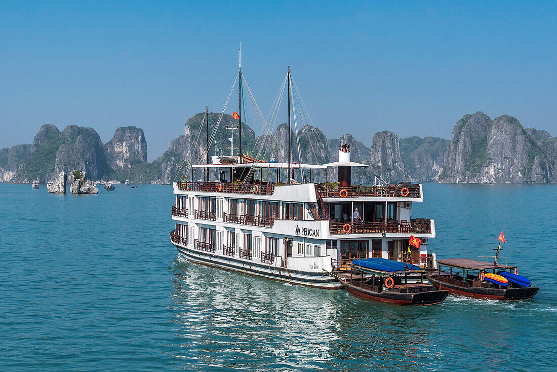 Vietnam, Ha Long Bay, cruise boat (UNESCO World Heritage)