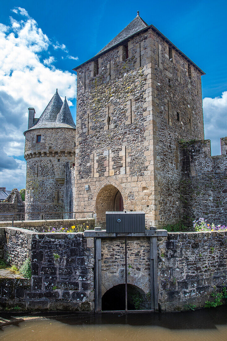 Brittany, Fougeres, plunging view on the feudal castle, the Hallay and La Haye St Hilaire towers (on the way to Santiago de Compostela)