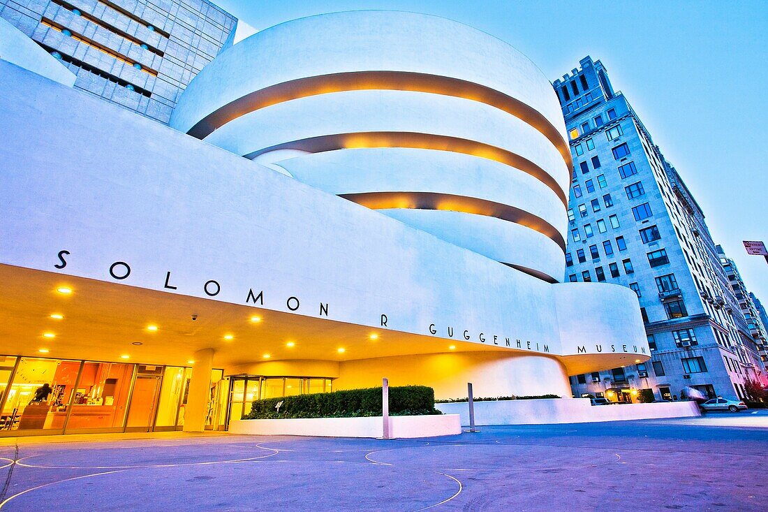 Guggenheim Museum or Solomon R, Guggenheim Museum, by architect Frank Lloyd Wright, Fifth Avenue, Manhattan, New York City, New York, USA