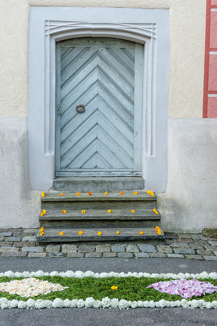blaue Tür, Fronleichnam, Prozession, Blumenteppich, Sipplingen, Überlinger See, Bodensee, Baden-Württemberg, Deutschland, Europa