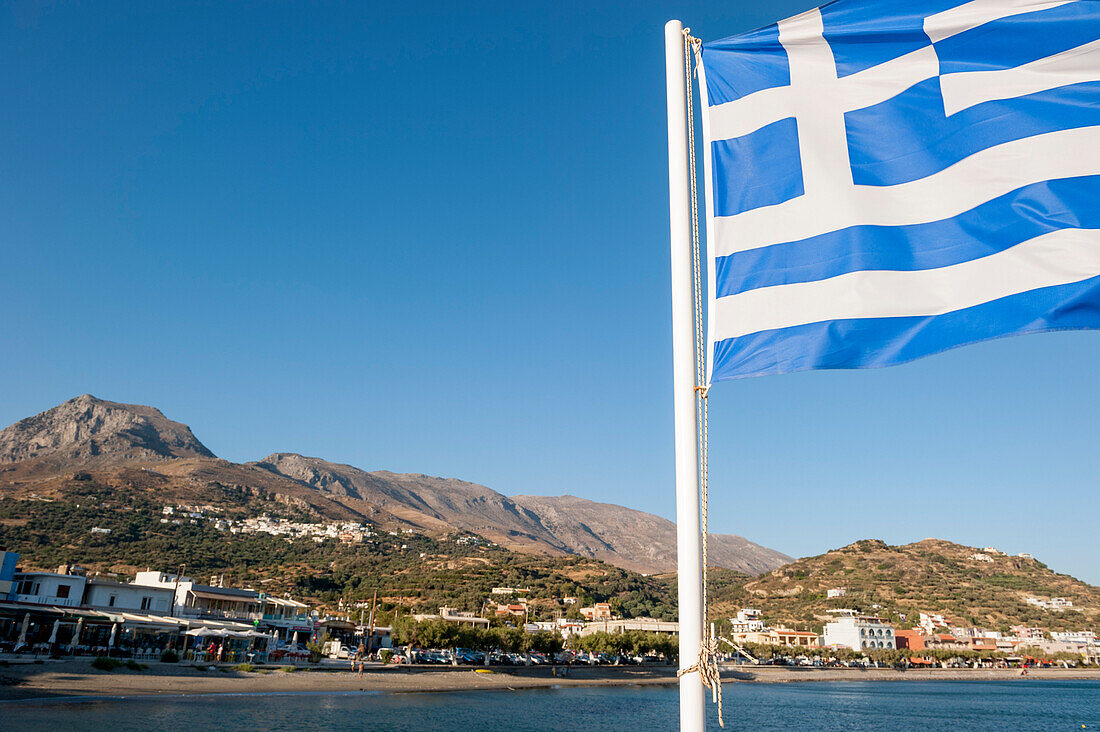 griechische Fahne entlang der Küste, Plakias, Kreta, Griechenland, Europa