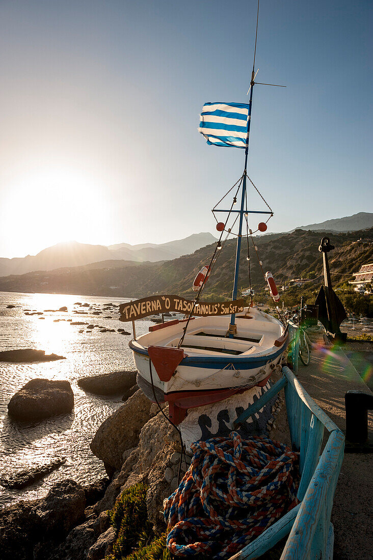 bemaltes Boot, Strandpromenade, Tavernen am Abend, Plakias, Kreta, Griechenland, Europa