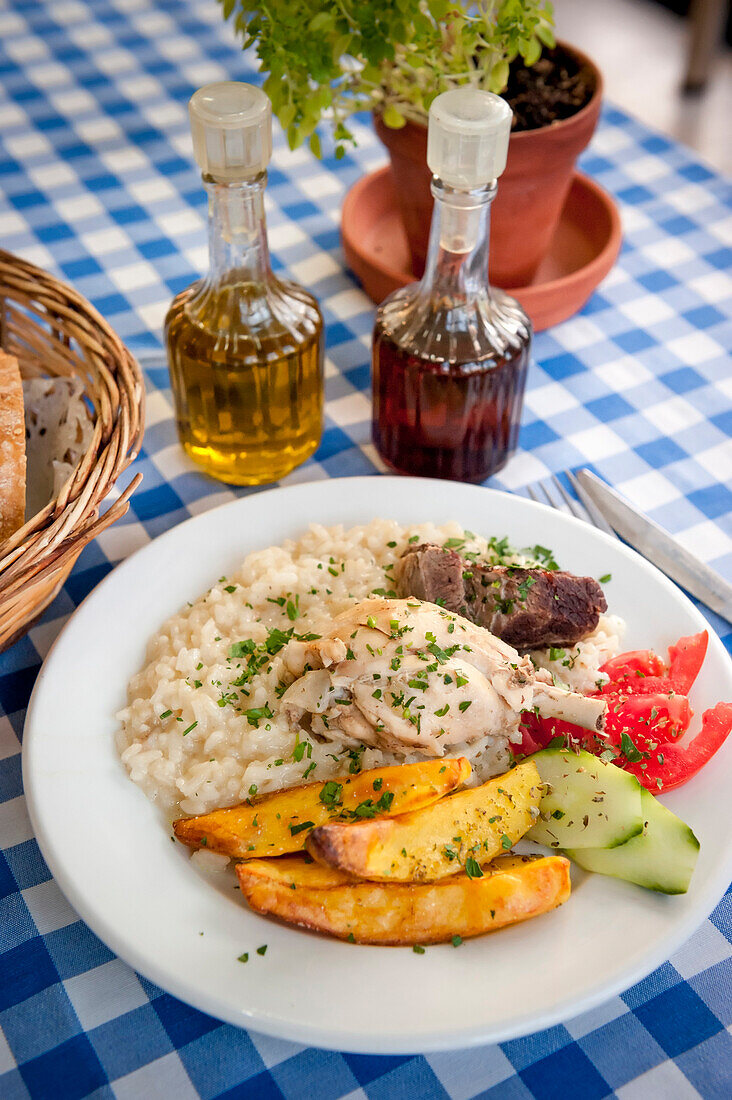 Huhn mit Reis, Abendessen, griechisches Essen in einem Restaurant, Abendessen, Plakias, Kreta, Griechenland, Europa