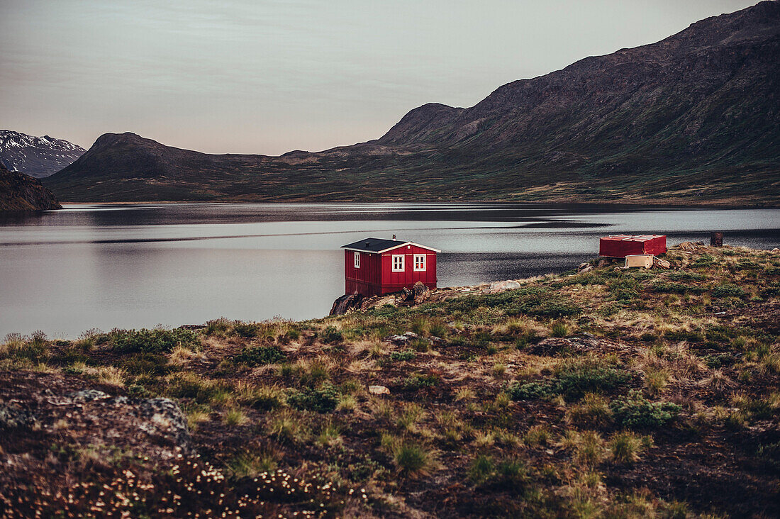 Rote Hütte in Grönland, Grönland, Arktis.
