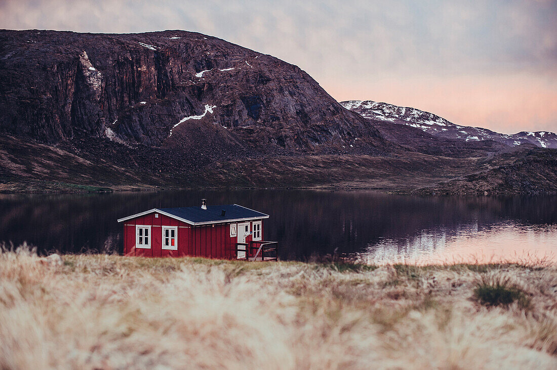 Rote Hütte in Grönland, Grönland, Arktis.