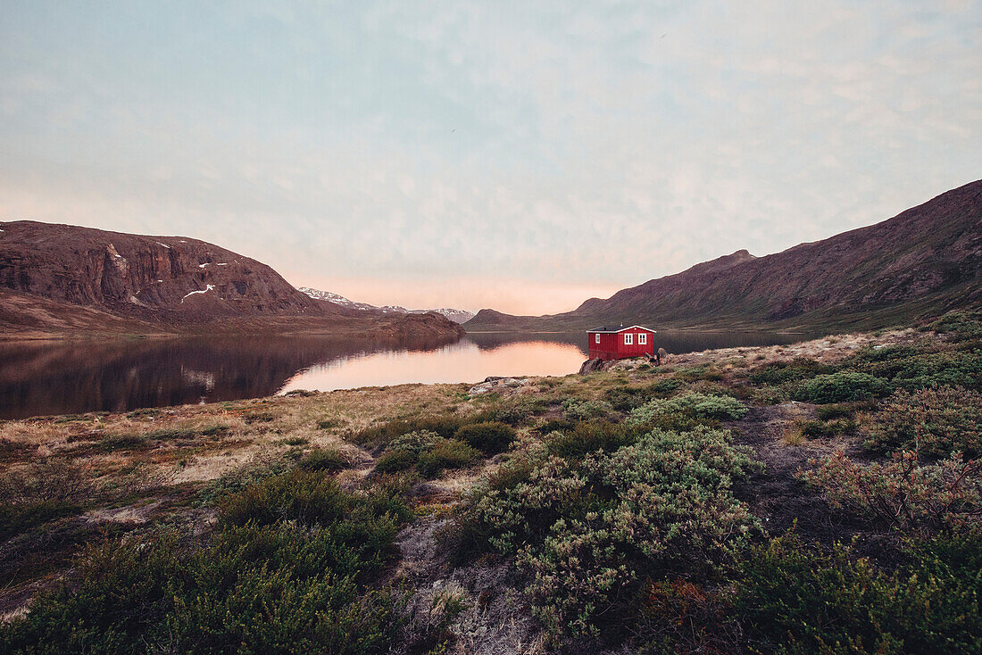 Rote Hütte in Grönland, Grönland, Arktis.