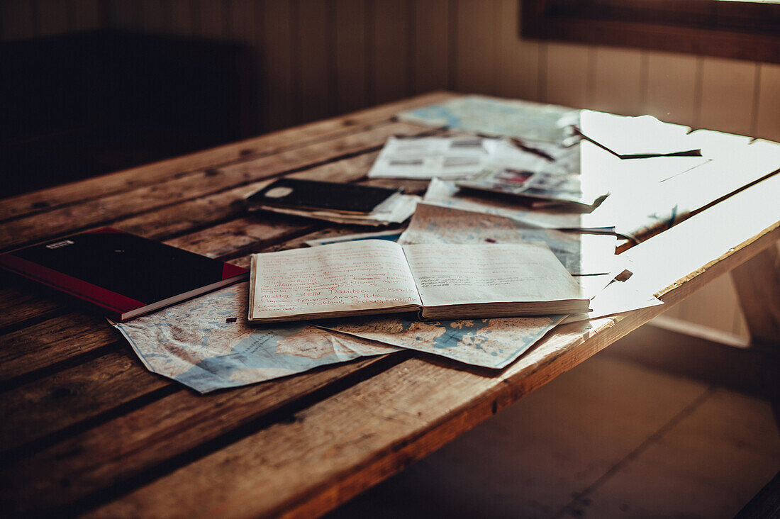 Bücher in einer Hütte, Grönland, Arktis.