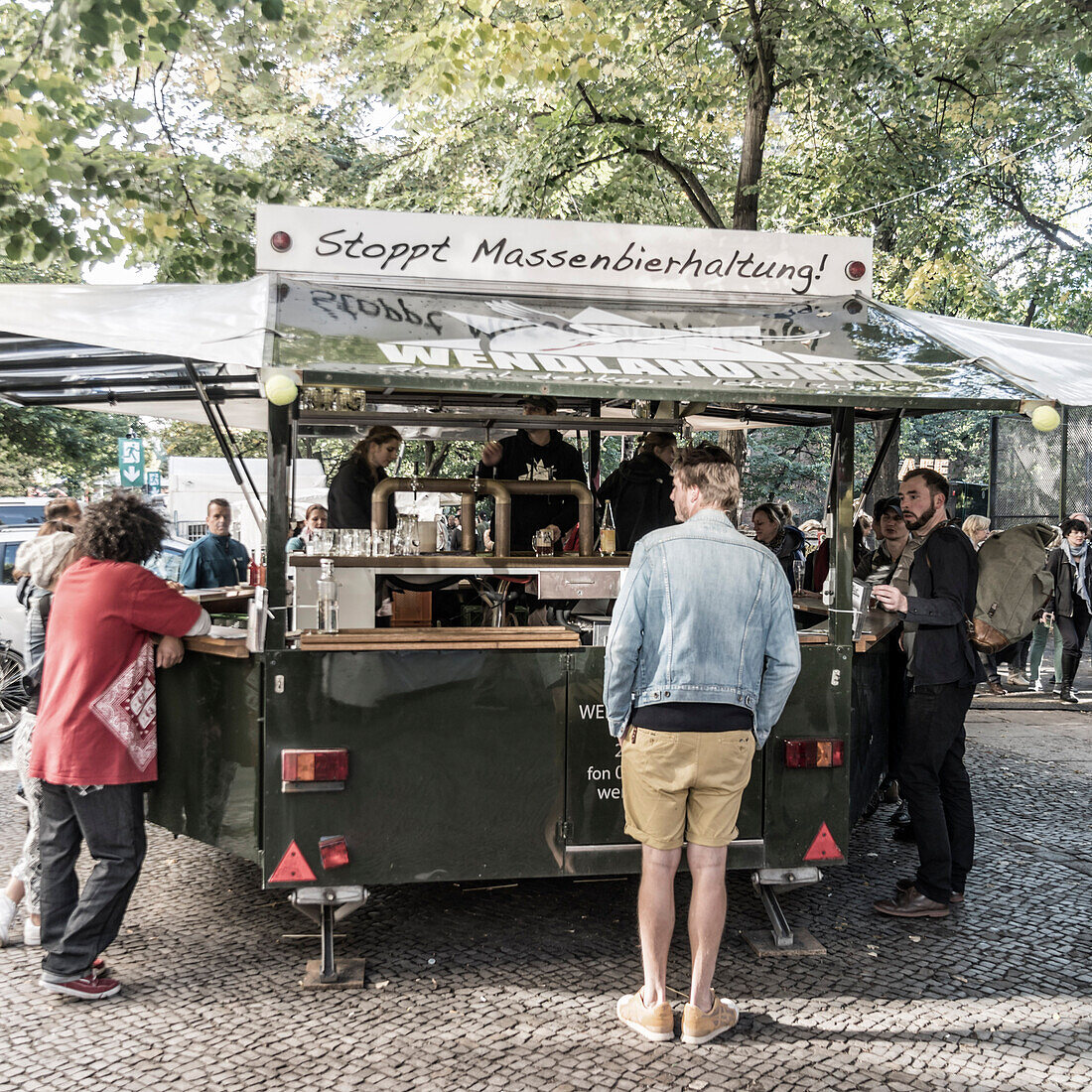 Stoppt Massenbierhaltung, Bierwagen, Kreuzberg, Berlin