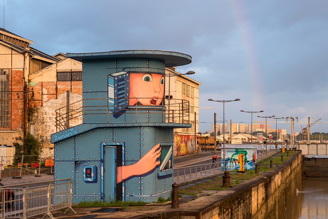 Schleusenhaus mit Graffiti, Bassins a flot, Bacalan, Regenbogen, Bordeaux,  Frankreich