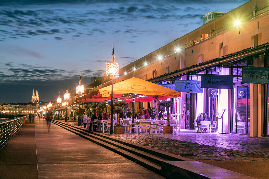 Promenade, Quai de Bacalan, Restaurants, abends, Bordeaux, Frankreich