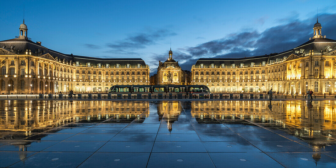 Place De La Bourse, water reflection, tram,  Bordeaux, UNESCO-Weltkulturerbe, Gironde,  Bordeaux, France