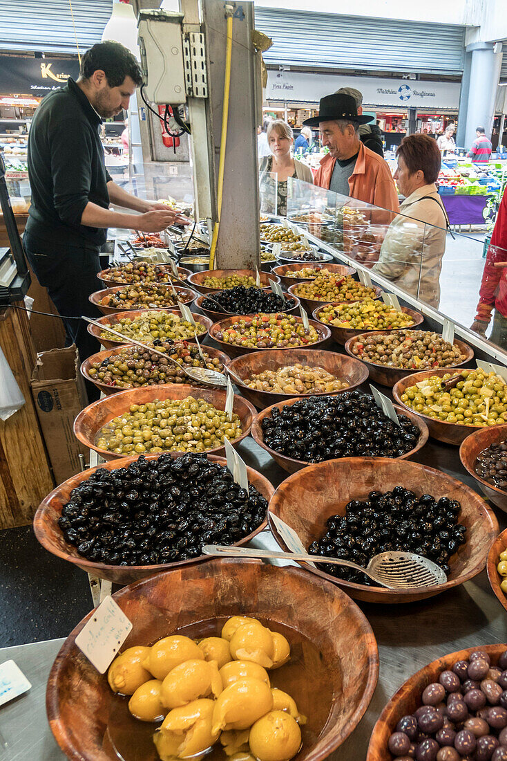 Marktstand mit Oliven, Kapuzinermarkt, Bordeaux, Frankreich