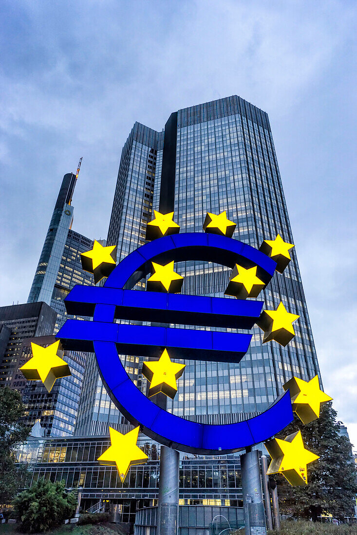 Germany, Hessen, Frankfurt-am-Main, Euro Tower, Euro Symbol, Willy Brandt Platz, skyline, Commerzbank