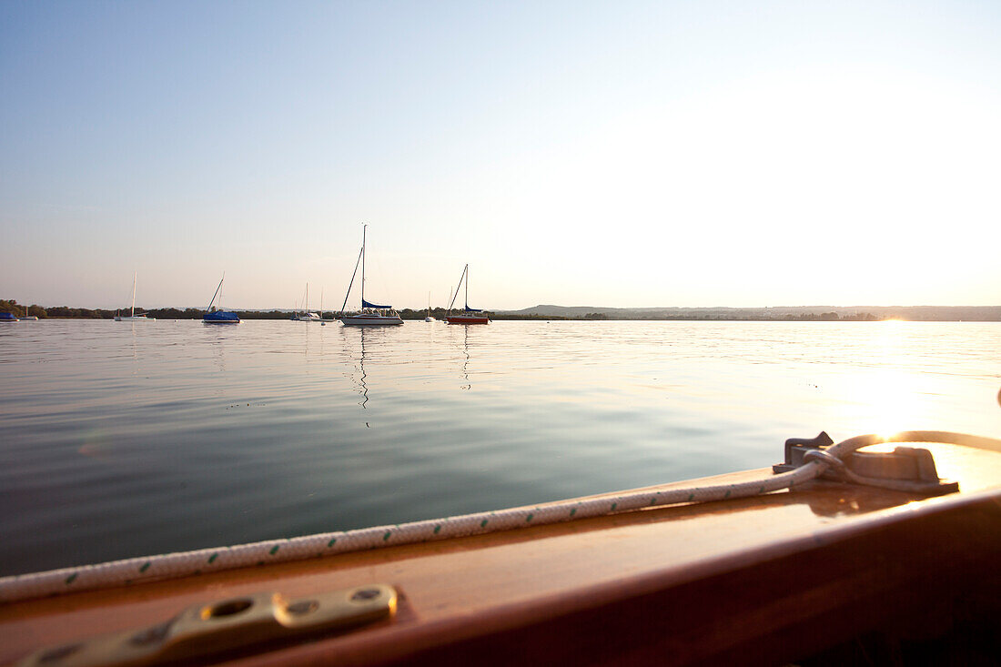 Segelboote am Sonnenuntergang am Ammersee, Bayern, Deutschland, Europa