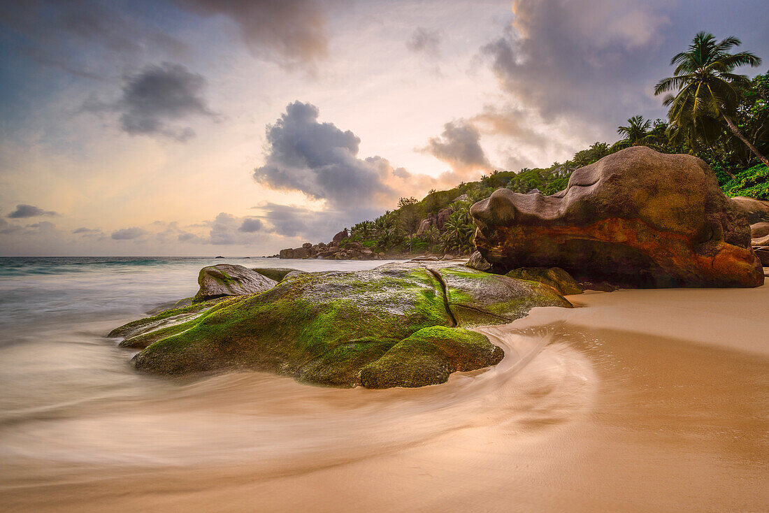Wasser umspült die Felsen des  Intendance Beach, Mahé, Seychellen