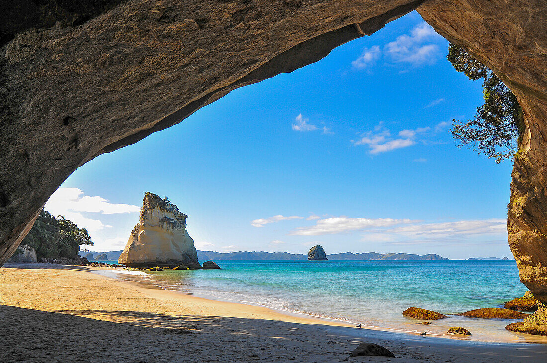 Blick aus der Cathedral Cove auf die Mercury Bay auf der Coromandel, Nordinsel, Neuseeland