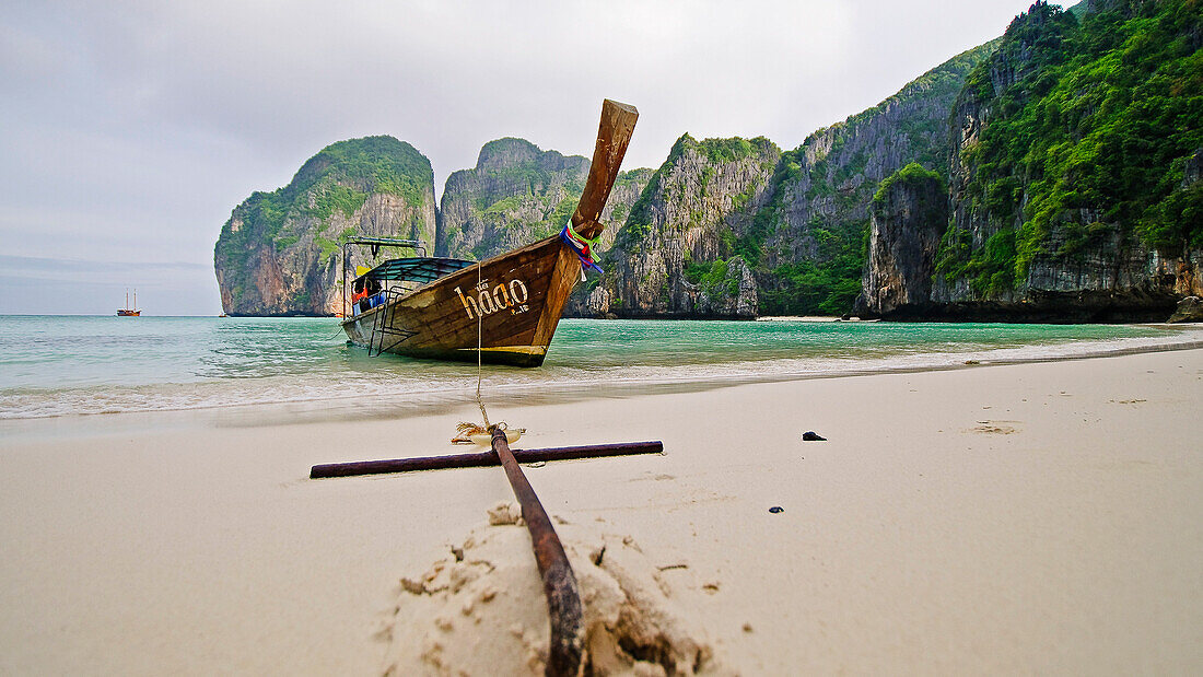 Langboot vor Anker am berühmten Maya Beach, Ko Phi Phi Leh, Andamansee, Provinz Krabi, Thailand