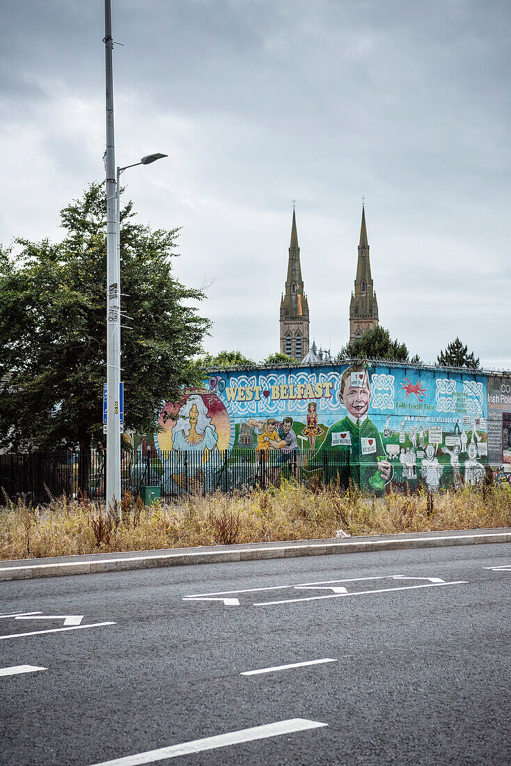 murals at dividing wall in between Catholics and Protestants, Wester Belfast, Northern Ireland, United Kingdom, Europe